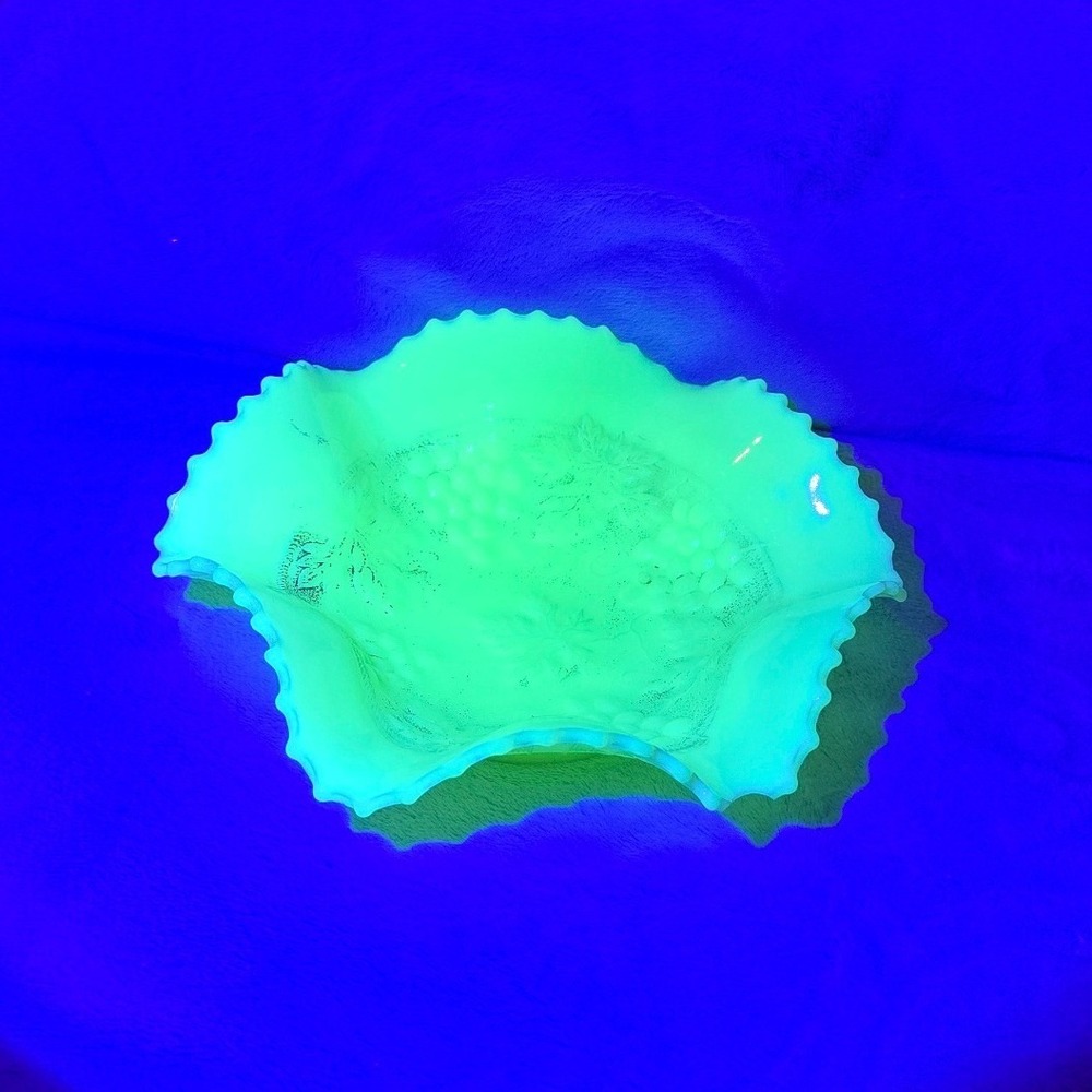 Vintage Northwood Uranium Custard Glass Bowl Grape & Cable Pattern Bowl 7.5" - Picture 3 of 7